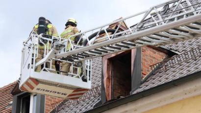 Bild: Alexander Auer
Am Montagvormittag hat es in Regensburg in einer Wohnung gebrannt. Die Feuerwehr verhinderte ein Übergreifen des Feuers auf den Dachstuhl