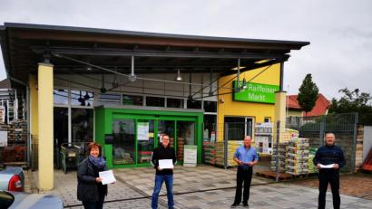 Bild: gz
Die ersten Unterschriften präsentierten (von rechts) die Markträte Albert Gollwitzer, Albert Grießl, dritter Bürgermeister Bernd Reil und Vorsitzende Karin Stahl am Raiffeisenmarkt.
