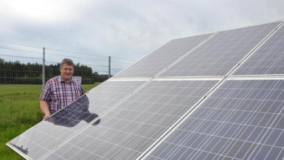 Bild: Reiner Wittmann
Für die umweltfreundliche Erzeugung von Strom mit Fotovoltaik sucht die Genossenschaft Neue Energien West ständig nach geeigneten Dächern und Freiflächen: NEW-Geschäftsführer Bernhard Schmidt im Solarpark Speinshart (Kreis Neustadt/WN). Die Anlage kann Strom für fast 1000 Haushalte liefern.
