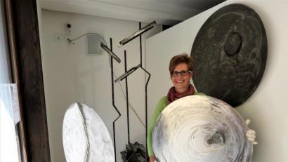 Bild: ubb
Die freischaffende Künstlerin Regina Zrenner liebt es, großflächige Werke aus Metall zu erschaffen. Im Kunsthaus zeigt sie sechs ihrer beeindruckenden Arbeiten.
