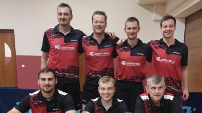 Bild: tob
Die Herren I mit Lubomir Kriz, Alois Spitzer, Sebastian Thurn, Jan Kudrna (hintere Reihe von links), David Kiener, Christian Brabec und Damir Prstec (vorne von links) steigen in die Verbandsliga auf. Es fehlt Tim Ficht. Das Mannschaftsbild wurde bereits vor der Corona-Pandemie aufgenommen.
