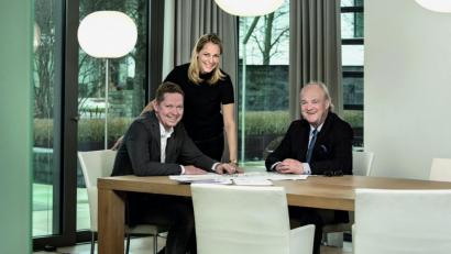 Bild: Godelmann
Freuen sich über das neue Gütesiegel (von links): Bernhard Godelmann, Silvia Godelmann und Bernhard Godelmann, Senior.