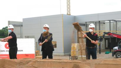 Bild: Hirsch
Während Unternehmer Ingo Maschek (Mitte) mit seinen Mitarbeitern und Ehrengästen zum Spatenstich ansetzte, waren die Bauarbeiten am neuen VW-Standort in Wackersdorf bereits in vollem Gange.