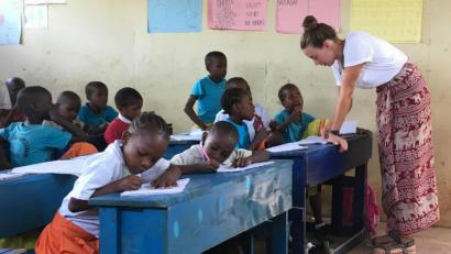 Bild: Magdalena Schneider/exb
Während eines sechswöchigen Praktikums unterrichtete Magdalena Schneider (rechts) Kinder an der "Precious Hope School". Nun bittet die 22-jährige Neunburgerin um Spenden, damit die Bildungsarbeit in Kenia weitergehen kann.