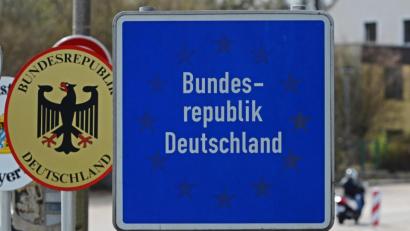 Bild: Armin Weigel/dpa
Grenzschilder in Waidhaus am Grenzübergang nach Tschechien.