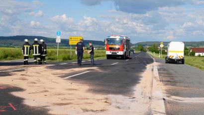 Bild: dmra
Die Unfallstelle war rasch geräumt: An der Abzweigung nach Pickenricht übersah eine 25-Jährige aus dem Landkreis beim Abbiegen eine 64 Jahre alte Fahrerin, die Vorfahrt hatte und aus Richtung Hahnbach kam.