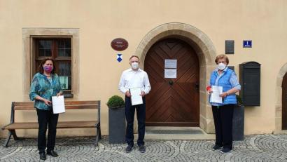 Bild: sne
Petra Melchner, Gerhard Pappenberger und Anneliese Rauh (von links) brachten die 794 Unterschriften persönlich im Rathaus vorbei.