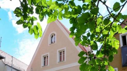 Bild: Stephan Huber
Die ehemalige Büchsenmacherei in der Schiffgasse 3 (zweites Haus von rechts) steht mittlerweile ohne Gerüst da, die Sanierung ist weitgehend abgeschlossen.