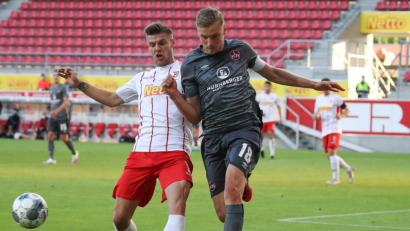 Bild: Daniel Karmann
Erik Wekesser von Regensburg und Hanno Behrens von Nürnberg (l-r.) in Aktion. Foto: Daniel Karmann/dpa-Pool/dpa