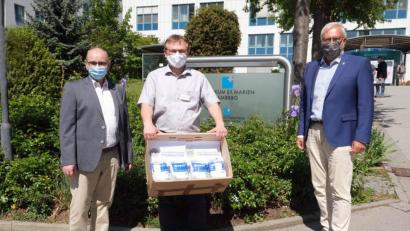 Bild:  Klinikum/Dietl/exb
Hans Fürnkäs (links), der Schatzmeister des Lions-Club Amberg-Sulzbach, und Präsident Peter Rückerl (rechts) übergeben die Masken an den Amberger Klinikumsvorstand Manfred Wendl (Mitte).