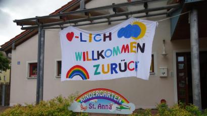 Bild: hl
Wie sehr sich die Erzieherinnen des Kindergartens St. Anna auf das Wiedersehen mit den Mädchen und Buben freuten, zeigte ein „Herzlich willkommen“-Banner beim Eingang.