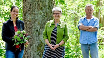 Bild: stg
Die Grünen-Stadträte Stefan Zaus und Heidrun Schelzke-Deubzer gratulierten der neuen Dritten Bürgermeisterin Katharina Hage (von rechts).
