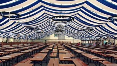 Symbolbild: exb
Selbst wenn die Kirwawirte heuer ihr Festzelt aufbauen würden, es müsste aus Infetktionsschutzgründen leer bleiben. Die Kirchweihfeste in Schwarzenfeld wurden am Montag vom Marktrat abgesagt.