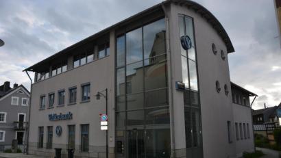 Bild: jr
Im ehemaligen Volksbankgebäude sollen heuer mit Beginn des neuen Kindergartenjahres im September eine neue Kinderkrippe (zwei Gruppen) Einzug halten. Zuvor sind Umbau- und Sanierungsarbeiten für rund 100.000 Euro nötig. Die Stadt spart sich im Vergleich zum früheren Standort in der Zanklgartenstraße rund 300000 Euro.