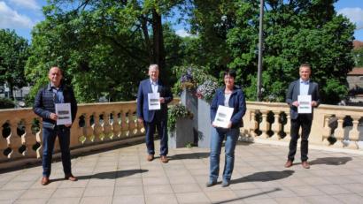 Bild: Christine Hollederer/exb
Bernhard Lederer, Irmgard Dietl und Eckhard Pfab (von links) haben den neuen Grundstücksmarktbericht für den Landkreis Amberg-Sulzbach auf 27 Seiten zusammengefasst. Nun konnten sie das gebundene Werk an Landrat Richard Reisinger (Zweiter von links) übergeben.