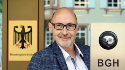 Bild: Uli Deck/dpa
Herbert Gilbert, Kläger gegen den Autobauer VW im Dieselskandal, steht vor dem Bundesgerichtshof (BGH). Laut dem Urteil ist Volkswagen grundsätzlich verpflichtet vom Dieselskandal betroffenen Autobesitzern Schadenersatz zu bezahlen. Klagende Käufer, die das Geld für ihr Auto zurückhaben wollen, müssen sich aber die gefahrenen Kilometer anrechnen lassen, entschied der Bundesgerichtshof (BGH) in Karlsruhe am Montag.