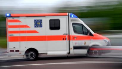 Symbolbild: Hendrik Schmidt/dpa
Ein Krankenwagen fährt mit Blaulicht über eine Straße.