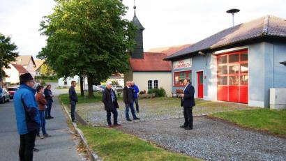 Bild: sm
Bei einem Ortstermin in Klobenreuth beschäftigt sich der Haberländer Gemeinderat mit dem Umbau des Gerätehauses und mit dem Neubau einer Fahrzeughalle.