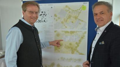 Bild: jr
Lebenshilfe-Geschäftsführer Berthold Kellner (links) und Lebenshilfe-Vorsitzender Roland Grillmeier mit den Plänen für das Projekt.