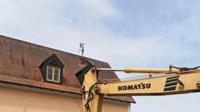 Bild: bey
Bürgermeister Reinhard Sollfrank und Josef Langgärtner besichtigen die Fortschritte bei der Erweiterung des Feuerwehrhauses im Hammerles.