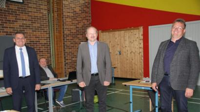 Bild: frd
Als die beiden Stellvertreter von Bürgermeister Norbert Eckl (links) sind durch den Gemeinderat Robert Hechtl (zweiter Bürgermeister) und Adolf Schaller (dritter Bürgermeister) gewählt worden.