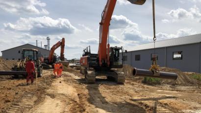 Bild: bö
Die Baumaschinen im Bereich der Gewerbegebietserweiterung Brunnlettberg Ost im Bauabschnitt II laufen. Die Arbeiten für etwa 100 Meter Straße, einen Wendehammer und die Versorgungsleitungen können noch in den Sommermonaten abgeschlossen werden.
