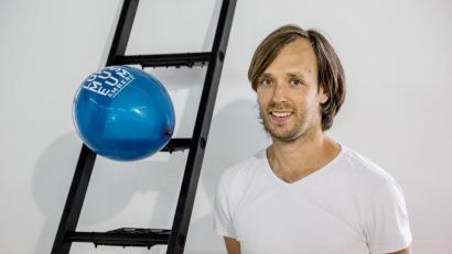 Bild: Marcus Rebmann/exb
Wouter Widdershoven beim Aufbau der Ausstellung im Luftmuseum neben der Arbeit „Highs and Lows“: Luft, die die Treppe hinaufsteigt.