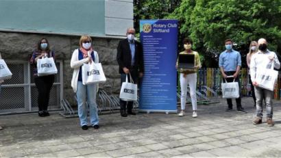 Bild: ubb
Das freut das Lehrerteam sehr: Wolfgang Gropengießer, Präsident des Rotary-Clubs Stiftland und Geschäftsführer der IGZ Falkenberg, hilft Schulleiterin Ursula Huber (Mitte) bei der Digitalisierung des Förderzentrums.