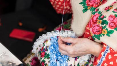 Bild: Regionale Entwicklungsagentur der Region Pilsen
Traditionelles Handwerk, wie die Kostümstickerei (Bild) oder das Spitzenklöppeln, sollen mithelfen, um Touristen in den Böhmischen Wald und in die Oberpfalz zu locken.