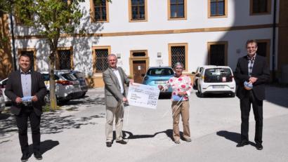 Bild: bö
Einen Spendenscheck über 2500 Euro übergaben in den vergangenen Tagen die Bankvorstände der Raiffeisenbank Unteres Vilstal, Michael Doblinger (links) und Karl Schlagbauer (rechts) an den Leiter der Caritas-Sozialstation Ensdorf, Richard Sellmeyer und Pflegedienstleiterin Christel Knorr.