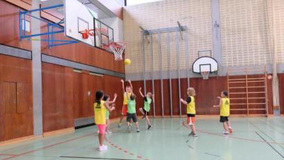 Bild: Stefan Merkl
Die niedrigeren Körbe machen es den jüngsten Basketballern leichter, Erfolge zu erzielen.
