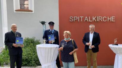 Bild: M. Schuierer/exb
Oberbürgermeister Andras Feller (rechts) überreichte diesmal die Ehrenamtskarten im Freien. Mit Herbert Krauthann, Peter Radlinger und Anneliese Knerer (von links) stieß er in gebührendem Abstand auf die erhaltenen Auszeichnungen an.