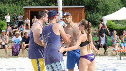 Bild: Michael Klement/exb
Abklatschen zwischen den Bällen gehört beim Beachvolleyball dazu - unerwünscht in Zeiten von Corona.