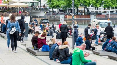Bild: Markus Scholz/dpa
Die Abstandsregel wird kurz nach den ersten Lockerungen vielerorts nicht mehr eingehalten.