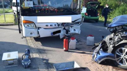 Bild: Feuerwehr Ursensollen/exb
Am Dienstagmorgen stießen ein BMW und ein Schulbus zusammen. Die sechs Kinder im Bus blieben zum Glück unverletzt. Die Fahrer mussten hingegen ins Krankenhaus.