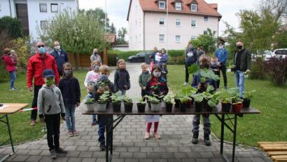 Bild: wro
Die Kürbispflanzen standen bereit. Nach und nach stellten sich auch die Buben und Mädchen ein, um sich der Pflege anzunehmen. Vorsitzender Reimund Frech (links) leitete die Verteilaktion.