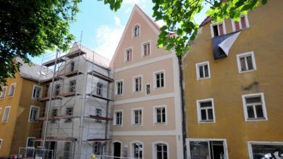Bild: Stephan Huber
Die ehemalige Büchsenmacherei in der Schiffgasse 3 (zweites Haus von rechts) steht mittlerweile ohne Gerüst da, die Sanierung ist weitgehend abgeschlossen.