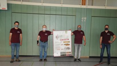 Bild: bey
Das Jubiläumsfest des Männergesangvereins 1895 Pleystein in diesem Jahr ist passé. Doch Stillstand gibt es deshalb nicht: Das Plakat für das Jubelfest mit dem neuen Termin 28.-30. Mai 2021 ist schon fertig gedruckt. Die Vorstandschaft mit Stefan Weig, Karl Herrmann, Alexander Völkl und Alexander Wittman präsentierte in der Turnhalle der Zottbachtalschule die neue Werbung.