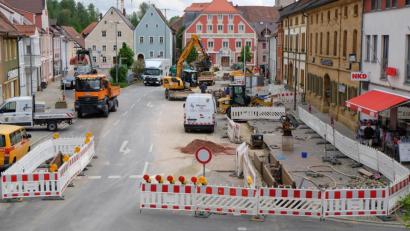 Bild: Stefanie Gradl
Die Perspektive vom Vogelturm aus bietet einen guten Überblick über die derzeitige Großbaustelle am Vilsecker Marktplatz.