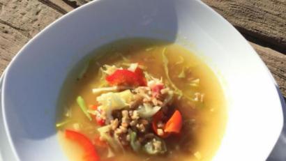 Bild: Michael Schiffer
Richtig lecker: Der Gemüse-Eintopf mit Grünkern, Spitzkohl und Paprika.