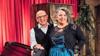 Bild: BR/ M. Hofstetter/exb 
"Miss Cherrywine" mit Jürgen Kirner, dem Moderator der "Brettl-Spitzen" im Bayerischen Fernsehen.