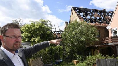 Bild: Petra Hartl
Hohenburgs Bürgermeister Florian Junkes erzählt im Hof hinter den abgebrannten Häusern am Marktplatz von seinen Eindrücken jener Nacht: Er war als Feuerwehrmann bei diesem Großbrand im Einsatz.