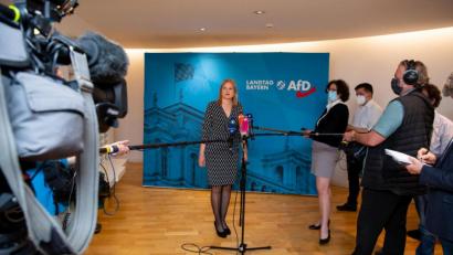 Bild: Sven Hoppe/dpa
Katrin Ebner-Steiner, Vorsitzende der AfD-Fraktion im bayerischen Landtag, spricht während einer Pause der Fraktionssitzung der AfD im Landtag mit den Journalisten.
