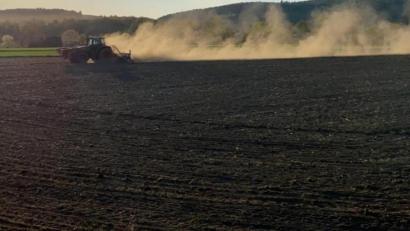 Bild: cv
Staubwolken zieht dieser Traktor auf einem Acker zwischen Pfreimd und Nabburg hinter sich her.