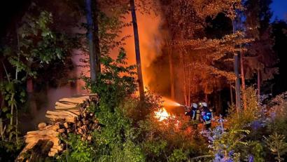 Bild: Markus Schmidt/Feuerwehr Hersbruck
Der Holzstoß, den die Feuerwehr ablöschte, befindet sich am Waldrand.