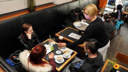 Bild: Stephan Huber
Die Gastronomen in Bayern dürfen seit Montag wieder Gäste im Innenraum bewirten - wenn auch unter strengen Hygiene- und Abstandsregeln. Im Café Zentral in Amberg ist man über die Lockerungen erleichtert.