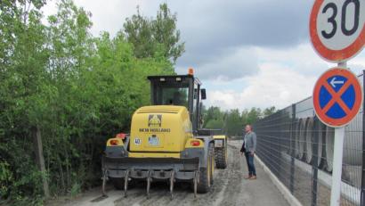 Bild: sei
Bürgermeister Richard Kammerer (rechts) bespricht mit dem Mitarbeiter der Straßenbaufirma den Ablauf der Straßensanierung.
