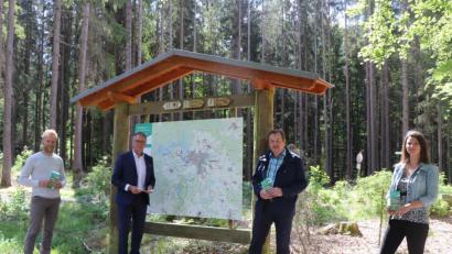 Bild: vlu
Die neue Wanderkarte zeigt den Besuchern übersichtlich die acht Routen rund um Tirschenreuth. Bei der Vorstellung mit dabei waren (von links) stellvertretender Bauhof-Leiter Michael Dörfler, Bürgermeister Franz Stahl, Wander-Experte Rudi Ehstand und die Leiterin der Tourist-Info, Stefanie Süß.