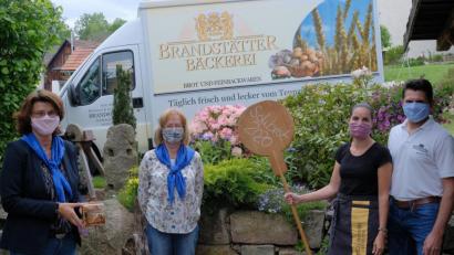 Bild: tkr
Zur Übergabe der Spendenbox trafen sich die Frauenbund-Vertreter Heike Krafczyk und Gertraud Hummer mit Andreas und Veronika Brandstätter.