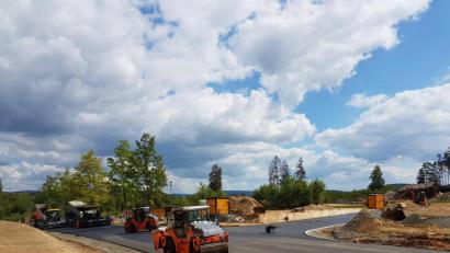 Bild: gi
Die Asphaltierungsarbeiten an der Staatsstraße von Moosbach nach Lohma mit Anschluss des Gewerbegebiets „Hammermühle“ sind abgeschlossen.